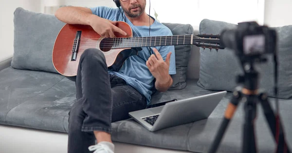 Guitarrista Haciendo Video Lecciones Tutoriales Para Internet Vlog Sitio Web —  Fotos de Stock