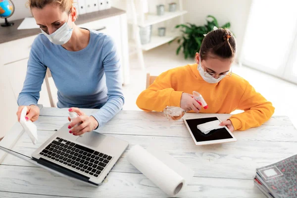 Steriliseren Tablet Laptop Met Ontsmettingsmiddel Kind Thuis Studeren Onderwijs Thuisonderwijs — Stockfoto