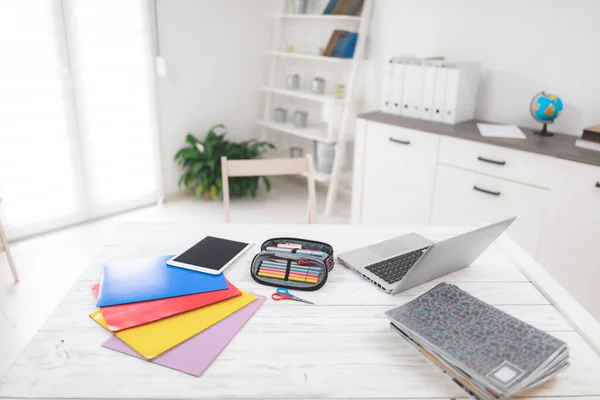 Habitación Blanca Con Cuaderno Carpetas Colores Mesa Silla — Foto de Stock