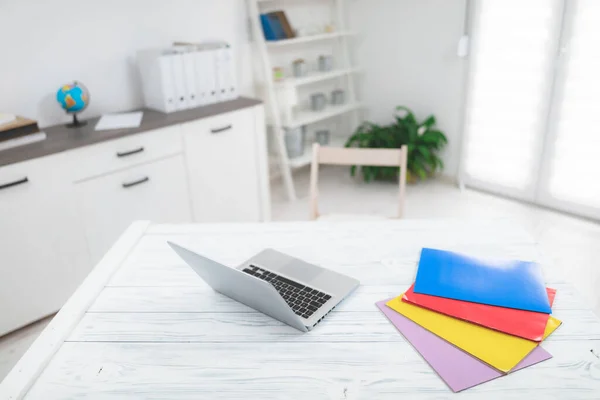 Habitación Blanca Con Cuaderno Carpetas Colores Mesa Silla — Foto de Stock