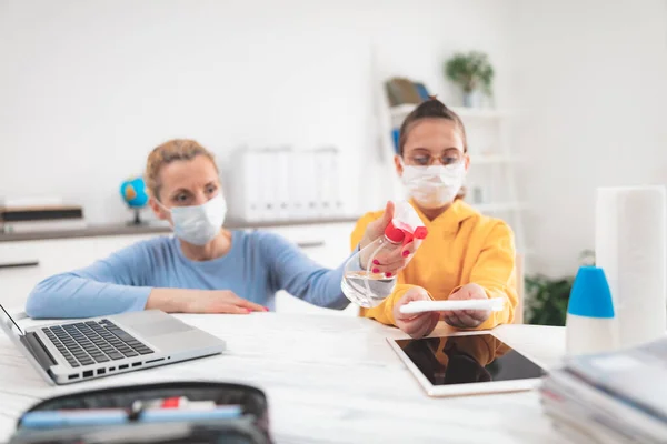 Sterilisierendes Tablet Und Laptop Kind Hause Beim Lernen Von Bildung — Stockfoto