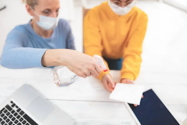 Sterilisierendes Tablet Und Laptop Kind Hause Beim Lernen Von Bildung — Stockfoto