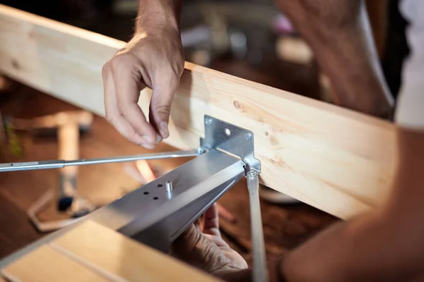 Hobbyiste Charpentier Assemblant Des Planches Bois Maison Garage — Photo