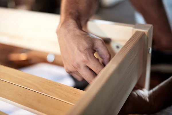 木匠业余爱好者在家里 车库里组装木板 — 图库照片