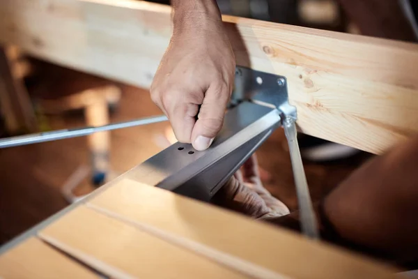 Carpentiere Hobbista Assemblaggio Tavole Legno Casa Garage — Foto Stock