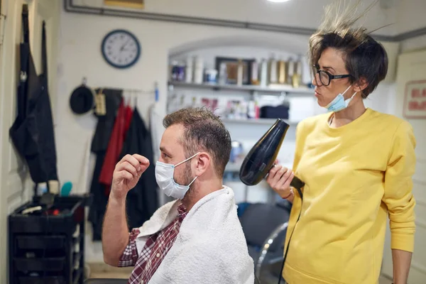 Parrucchiere Cliente Salone Con Maschere Mediche Durante Pandemia Virale Lavorare — Foto Stock