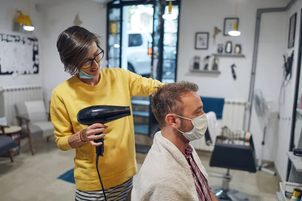 Fryzjer Klient Salonie Maskami Medycznymi Podczas Pandemii Wirusowej Praca Maską — Zdjęcie stockowe