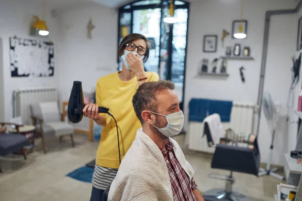 Peluquería Cliente Salón Con Máscaras Médicas Durante Pandemia Virus Trabajar —  Fotos de Stock