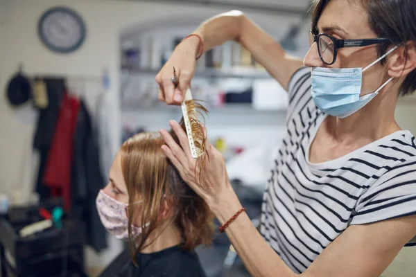 Parrucchiere Cliente Salone Con Maschere Mediche Durante Pandemia Virale Lavorare — Foto Stock