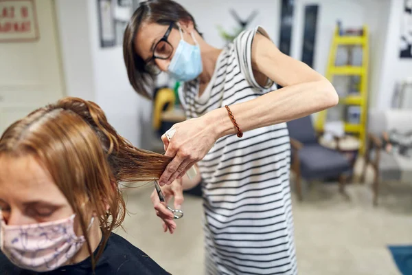 Coiffeur Client Dans Salon Avec Masques Médicaux Pendant Pandémie Virus — Photo