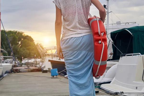 Hayat kurtaran yüzüğü tutan Kafkasyalı genç bir denizci..