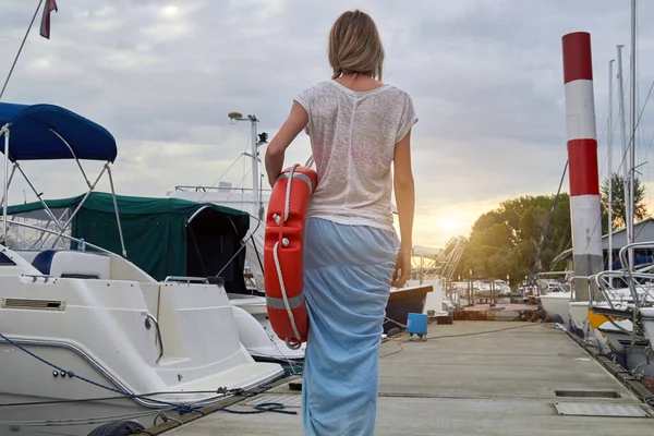 Giovane Donna Caucasica Marinaio Che Tiene Anello Salvavita — Foto Stock