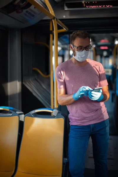Man Met Medisch Beschermend Masker Handschoenen Een Emtpy Bus — Stockfoto