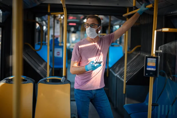 Man Met Medisch Beschermend Masker Handschoenen Een Emtpy Bus — Stockfoto