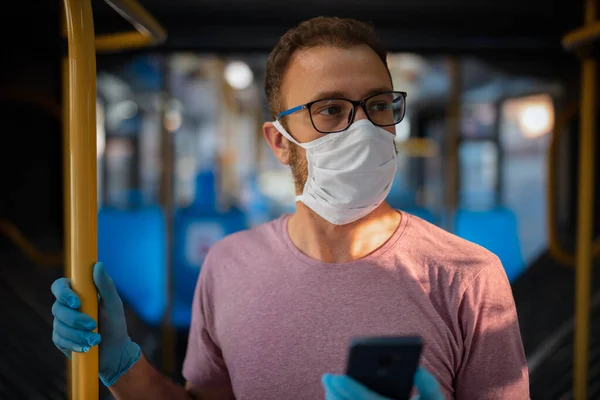 Man Met Medisch Beschermend Masker Handschoenen Een Emtpy Bus — Stockfoto