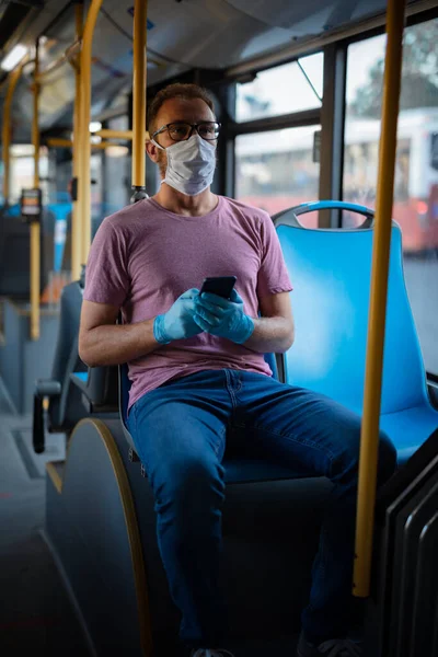 Hombre Con Máscara Protección Médica Guantes Sentado Autobús Emtpy — Foto de Stock