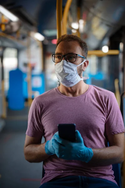 Man Met Medisch Beschermmasker Handschoenen Zittend Een Emtpy Bus — Stockfoto