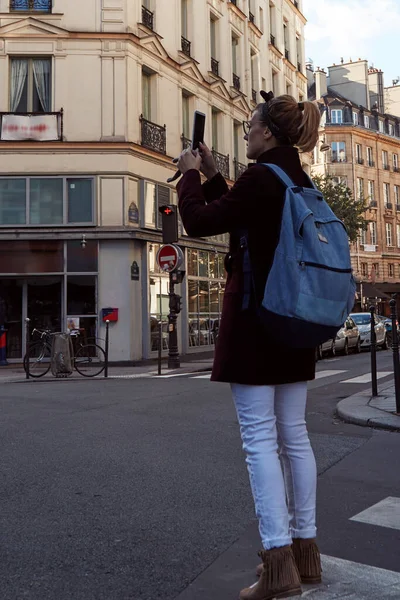 Mujer Usando Smartphone Las Calles París Francia —  Fotos de Stock