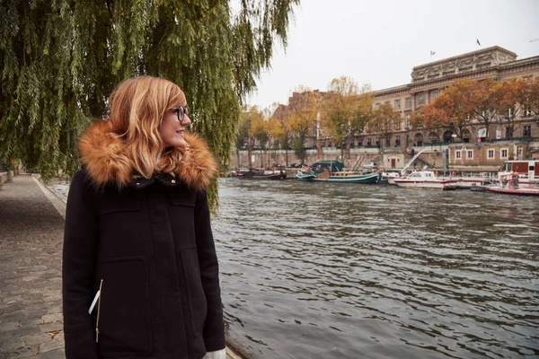 Mujer Joven Disfrutando Del Tiempo Pont Neuf Corazón París Francia — Foto de Stock