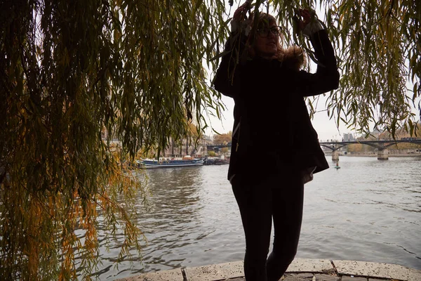 Une Jeune Femme Amuse Sur Pont Neuf Cœur Paris France — Photo