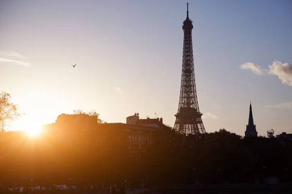 Günbatımından Hemen Önce Paris Fransa Eiffel Kulesi Nin Ünlü Simgesi — Stok fotoğraf