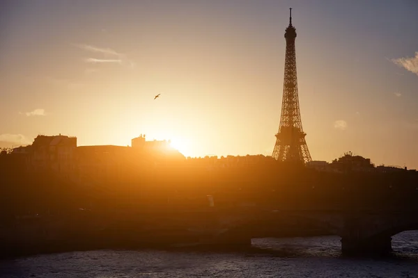 Пейзаж Парижа Франция Знаменитая Эйфелева Башня Силуэте Прямо Перед Закатом — стоковое фото