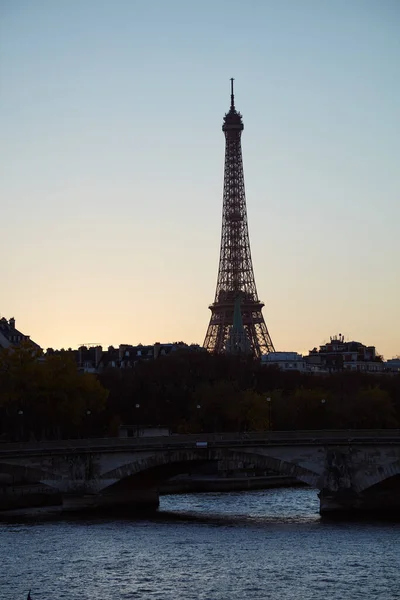 Günbatımından Hemen Önce Paris Fransa Eiffel Kulesi Nin Ünlü Simgesi — Stok fotoğraf