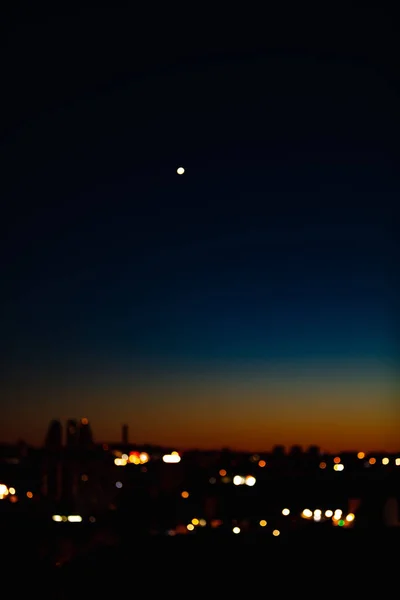 Şafak Vakti Gökyüzünde Yıldızla Şehrin Odak Noktasını Bulanıklaştırdı — Stok fotoğraf