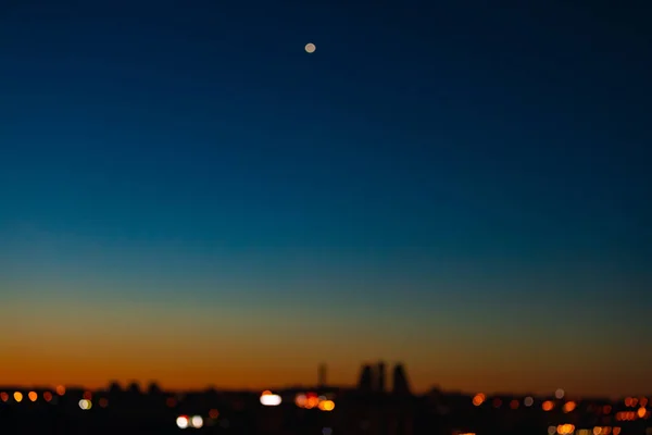 黎明时分城市与星空相映成趣 令人难以捉摸 — 图库照片
