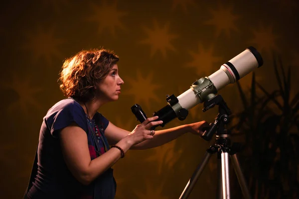 Hamile Bir Kadın Teleskopla Yıldızlara Bakıyor Astroloji Konsepti Bebek Hakkındaki — Stok fotoğraf