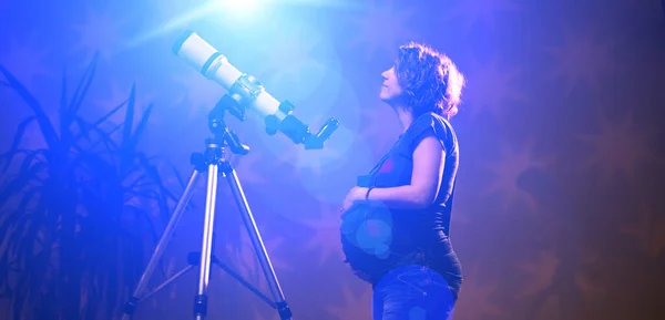 Mujer Embarazada Mirando Las Estrellas Través Concepto Telescopio Astrología Predicciones —  Fotos de Stock