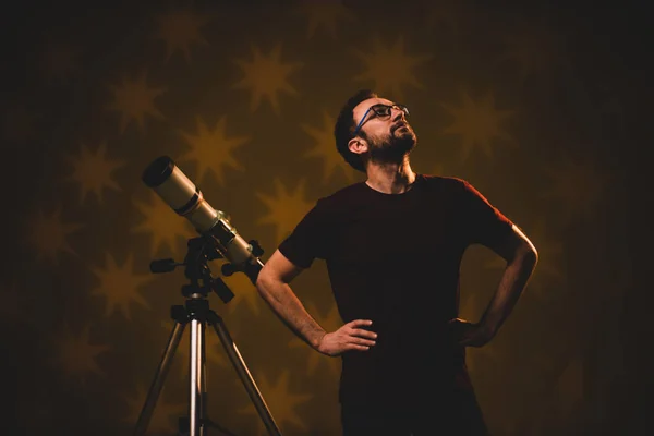Astronomo Dilettante Che Guarda Stelle Con Telescopio Concetto Astronomia Astrologia — Foto Stock
