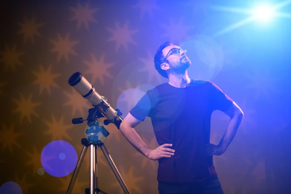 Astronomo Dilettante Che Guarda Stelle Con Telescopio Concetto Astronomia Astrologia — Foto Stock