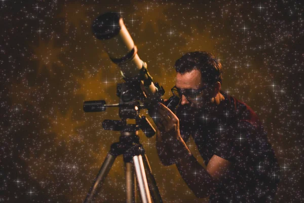 Astrónomo Aficionado Mirando Las Estrellas Con Telescopio Concepto Astronomía Astrología —  Fotos de Stock