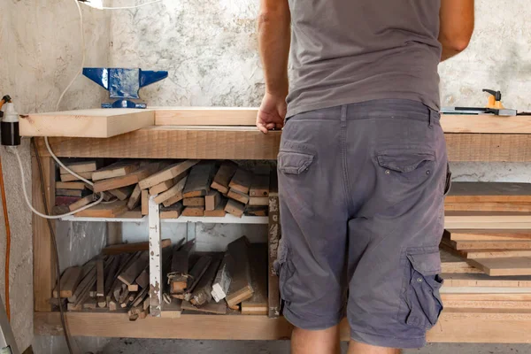 老木匠在复古作坊工作的男性木匠 — 图库照片