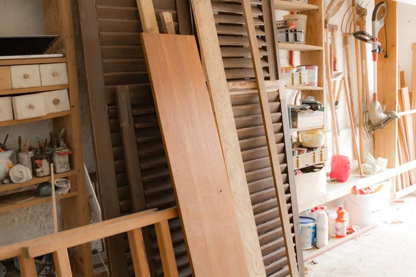 Garajda çeşitli marangoz aletleri ve malzemeleri var..