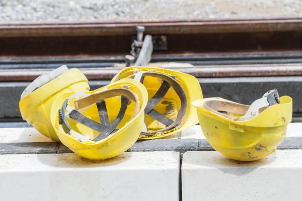 İnşaat alanında sarı koruyucu kask.