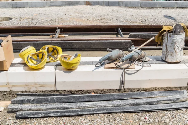 Industrielle Bauhelme Und Werkzeuge Auf Einer Baustelle — Stockfoto