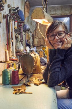 Evde retro dikiş makinesi kullanan bir kadın terzi, hobi konsepti..