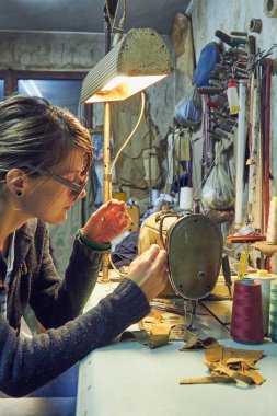 Evde retro dikiş makinesi kullanan bir kadın terzi, hobi konsepti..