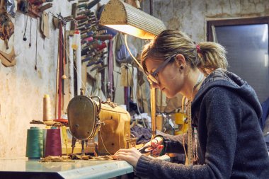 Evde retro dikiş makinesi kullanan bir kadın terzi, hobi konsepti..