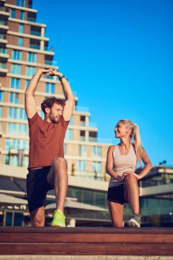 Genç ve sportif bir çift dışarıda çalışıyor..