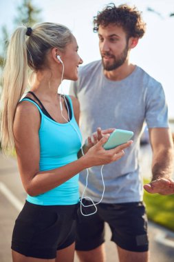 Modern çift koşu / egzersiz sırasında kaldırımda mola veriyor.