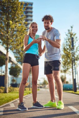 Modern çift koşu / egzersiz sırasında kaldırımda mola veriyor.