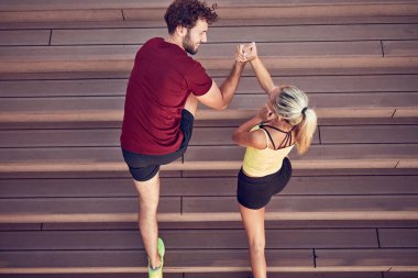 Kentsel alanda egzersiz yapan modern çift.