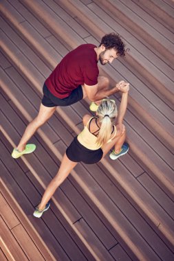 Kentsel alanda egzersiz yapan modern çift.