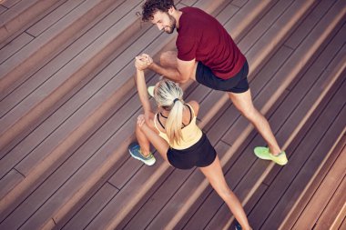 Kentsel alanda egzersiz yapan modern çift.