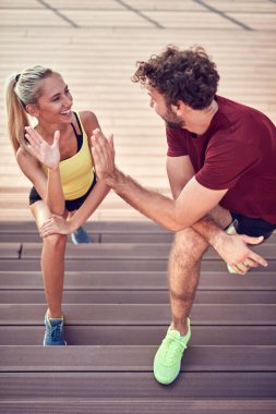 Kentsel alanda egzersiz yapan modern çift.