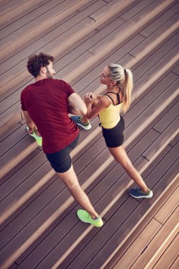 Kentsel alanda egzersiz yapan modern çift.