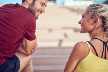 Kentsel alanda egzersiz yapan modern çift.